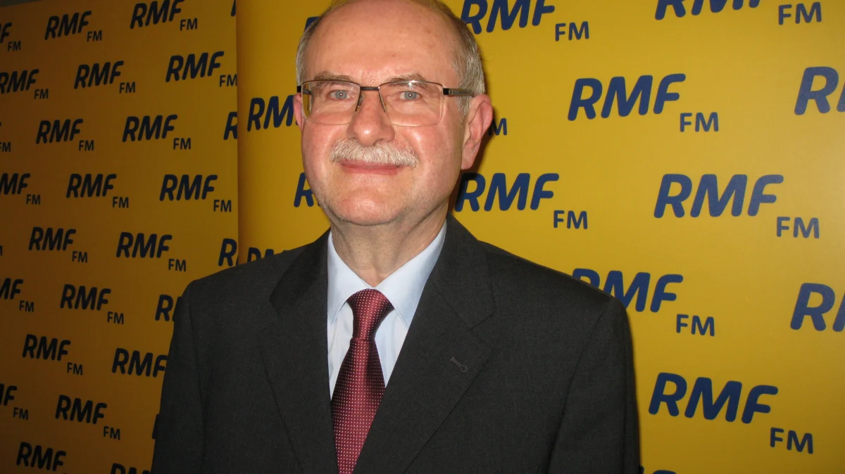 „Warunki do prowadzenia działalności gospodarczej są z roku na rok coraz trudniejsze” – mówi Roman Kluska, przedsiębiorca, twórca i były prezes spółki Optimus SA, dziś wytwórca sera owczego. „Niskie płace to ostatnia deska ratunku dla przedsiębiorców, bo koszty działalności gospodarczej wciąż rosną” – wyjaśnia Gość Krzysztofa Ziemca w RMF FM. I dodaje: „nie ma innej recepty na sukces, niż radykalne uwolnienie gospodarki i pozwolenie ludziom na zarabianie”.