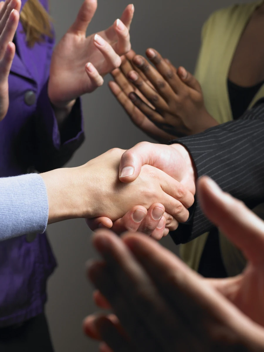 W komentarzu pod moim tekstem o rozsadzaniu gości pani Zuzanna zaproponowała temat na kolejny wpis, prosząc o przedstawienie zasad na temat witania się. Tak się składa, że planowałem napisać o podawaniu dłoni oraz przedstawianiu siebie i innych. “Witanie się” będzie do tych dwóch tematów najlepszym wstępem. 