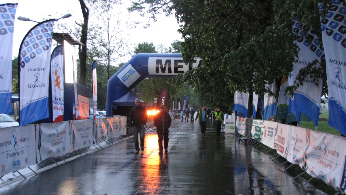 Andrzej Lachowski wygrał piątkowy, nocny bieg na 10 kilometrów podczas Krakowskich Spotkań Biegowych na Błoniach. Uzyskał czas 32 minut i 14 sekund. 
Pan Andrzej prowadził od samego początku i pozycji lidera już nie oddał. Siedem minut po nim, na mecie pojawiła się najszybsza kobieta: Iga Kopiec. 