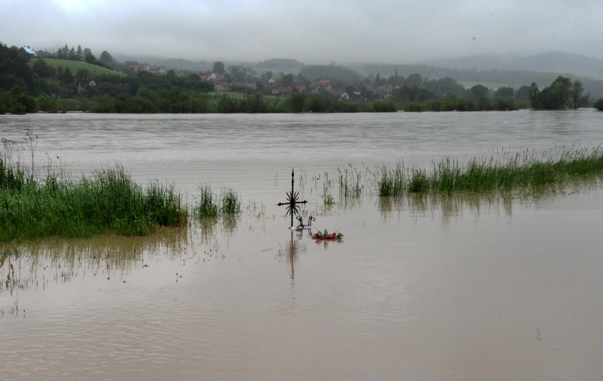 Intensywne opady deszczu spowodowały lokalne podtopienia w południowej części kraju. Na górnej Wiśle tworzy się fala wezbraniowa. Jej przemieszczanie prognozowane jest w kolejnych dniach - od soboty - na odcinku środkowej Wisły. Woda podniesie się powyżej stanów ostrzegawczych, a później alarmowych.