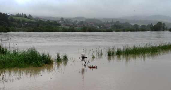 Intensywne opady deszczu spowodowały lokalne podtopienia w południowej części kraju. Na górnej Wiśle tworzy się fala wezbraniowa. Jej przemieszczanie prognozowane jest w kolejnych dniach - od soboty - na odcinku środkowej Wisły. Woda podniesie się powyżej stanów ostrzegawczych, a później alarmowych.