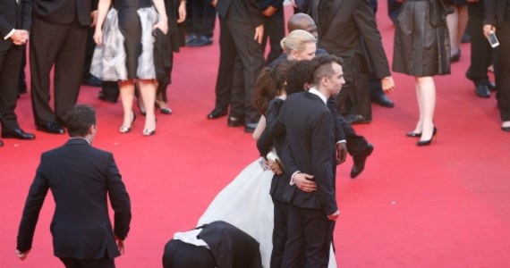 Do skandalicznego incydentu doszło na czerwonym dywanie festiwalu filmowego w Cannes. Mężczyzna, zidentyfikowany później jako dziennikarz z Ukrainy Witalij Sediuk, wskoczył nagle na czerwony dywan, padł na kolana i wsadził głowę pod sukienkę amerykańskiej aktorki Ameriki Ferrery. 
