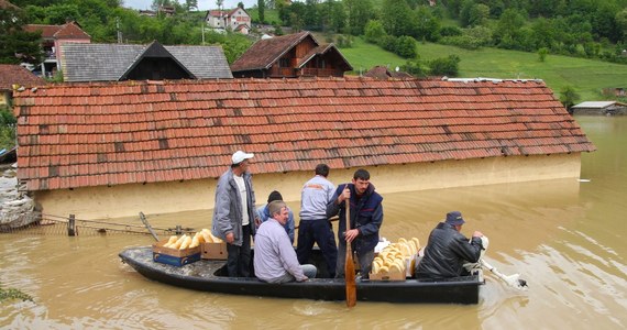 W Serbii oraz Bośni i Hercegowinie co najmniej 20 osób zginęło w katastrofalnych powodziach. Ekipy ratunkowe spodziewają się, że żywioł pochłonął więcej ofiar, których ciała zostaną odnalezione, gdy opadną wody. 