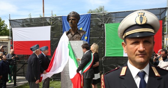 W przeddzień 70. rocznicy zakończenia bitwy pod Monte Cassino, na placu imienia generała Władysława Andersa w Cassino odsłonięte zostało jego popiersie. W ceremonii wzięła udział delegacja polskich kombatantów oraz harcerze i grupy rekonstrukcyjne. 