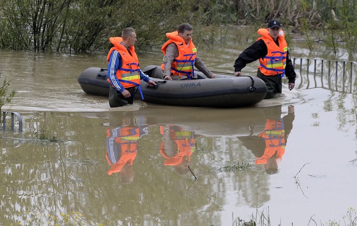 Fala wezbraniowa na Wiśle, która w niedzielę ma dotrzeć do Sandomierza, może być wyższa niż się spodziewano. "Sytuacja robi się poważna, ale jest pod kontrolą" - poinformował minister administracji i cyfryzacji Rafał Trzaskowski. Od czwartku po intensywnych opadach deszczu straż pożarna interweniowała ponad 5,7 tys. razy w woj. małopolskim, podkarpackim, śląskim, lubelskim i świętokrzyskim. Tylko w sobotę do godz. 19 takich interwencji było ok. 750.