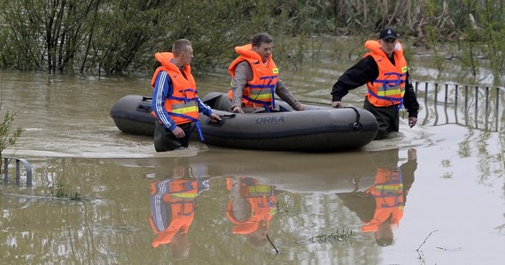 Fala wezbraniowa na Wiśle, która w niedzielę ma dotrzeć do Sandomierza, może być wyższa niż się spodziewano. "Sytuacja robi się poważna, ale jest pod kontrolą" - poinformował minister administracji i cyfryzacji Rafał Trzaskowski. Od czwartku po intensywnych opadach deszczu straż pożarna interweniowała ponad 5,7 tys. razy w woj. małopolskim, podkarpackim, śląskim, lubelskim i świętokrzyskim. Tylko w sobotę do godz. 19 takich interwencji było ok. 750.