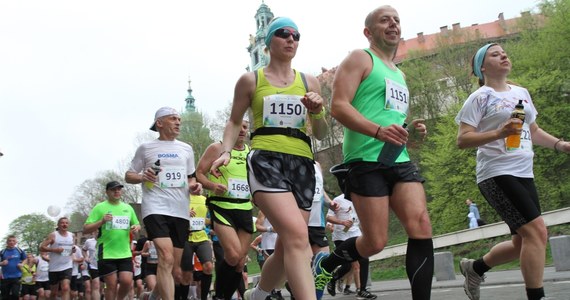 Ponad 7 tysięcy zawodników wystartowało o godzinie 9 w 13. Cracovia Maratonie! Po dziewięciu latach bieg ponownie rozpoczął się i zakończy na krakowskim Rynku Głównym. Ostatnio meta była usytuowana na Błoniach. 