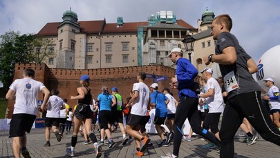 Zawodnicy na trasie Cracovia Maratonu 