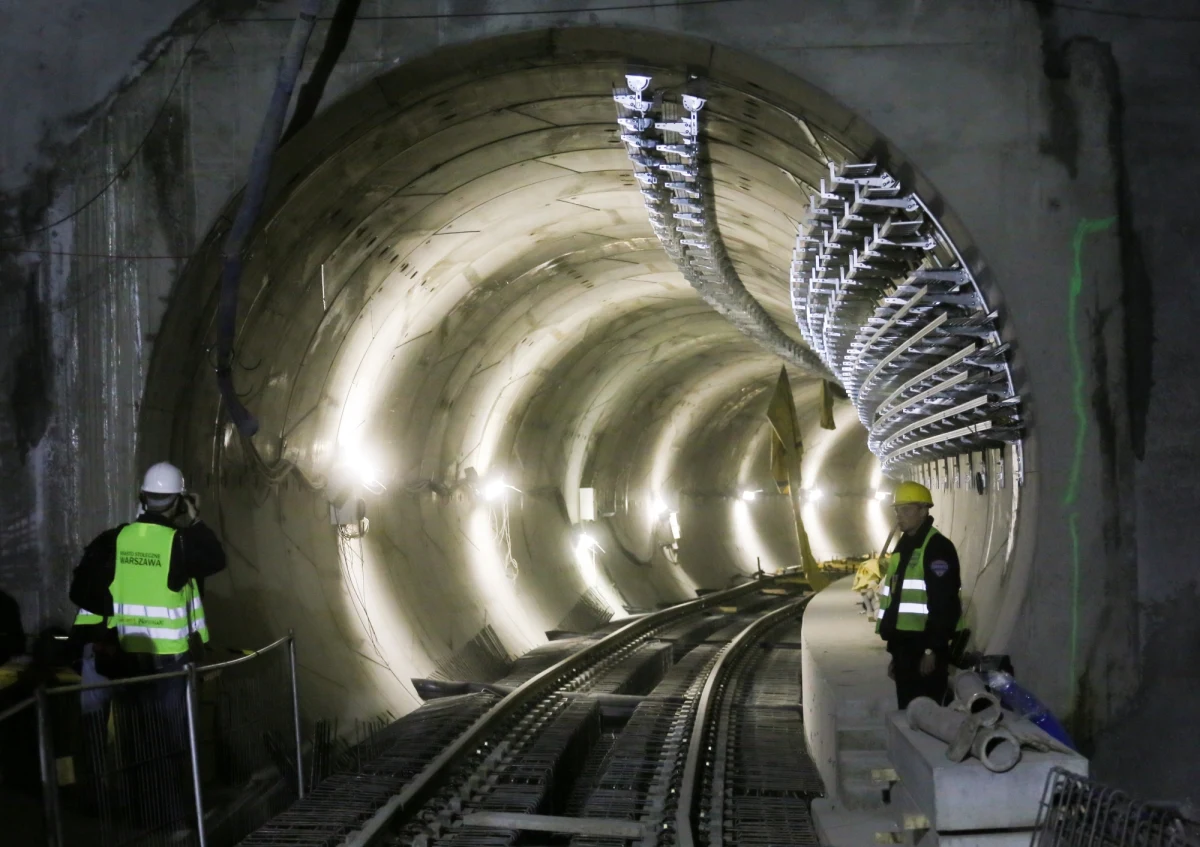 W zielonej tonacji będzie utrzymana stacja "Stadion Narodowy" centralnego odcinka II linii stołecznego metra. Stacja ta jest największa z budowanych - znalazł się tam dodatkowy peron dla przyszłej linii metra na Gocław. Dziś zwiedzali ją warszawiacy. 