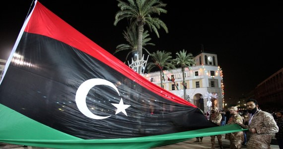 Uzbrojeni napastnicy zaatakowali budynek libijskiego parlamentu w Trypolisie. Do przeprowadzenia szturmu przyznały się siły lojalne wobec zbuntowanego generała Chalify Haftara. Ich przedstawiciele twierdzą, że operacja ma na celu aresztowanie islamistycznych deputowanych. 