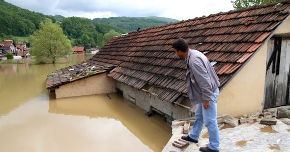 Już co najmniej 44 osoby zginęły wskutek katastrofalnych powodzi, które nawiedziły Serbię oraz Bośnię i Hercegowinę. Ewakuowano kilkadziesiąt tysięcy ludzi. Bilans tych największych od 120 lat powodzi na Bałkanach rośnie z dnia na dzień. 
