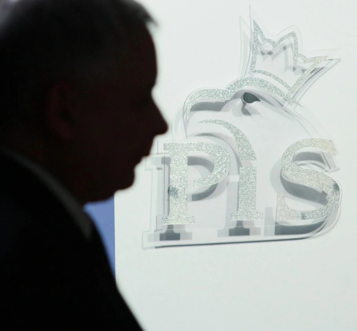 Jarosław Kaczyński dwa i pół roku temu zapożyczył się na dwieście tysięcy złotych. Niestety nie wiadomo u kogo, bo prezes PiS odmawia podania nazwiska swojego wierzyciela. O sprawie pisze tygodnik „Newsweek”.