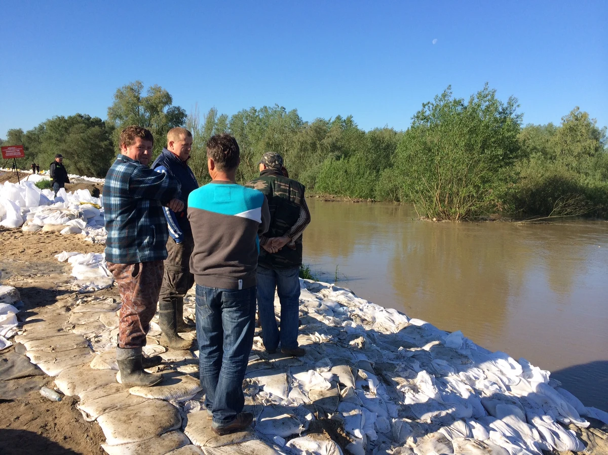 Fala kulminacyjna na Wiśle po ulewach na południu Polski przepływa przez Lubelszczyznę. Trwa umacnianie wałów m.in. w Braciejowicach i Kępie Gosteckiej. Wały przesiąkły także w Zalesiu Gorzyckim na Podkarpaciu. W nocy fala minęła Sandomierz. To tam miała osiągnąć najwyższy poziom około godziny 2.