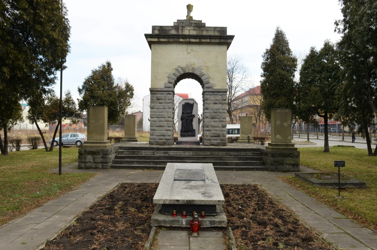 Podczas częstych w ostatnich latach dyskusji toczonych przy okazji postulatów przeniesienia znajdujących się w Polsce grobów żołnierzy Armii Czerwonej oraz sławiących ich i tę formację pomników na najbliższy cmentarz komunalny pojawia się zazwyczaj "dyżurny" argument o niewinności krasnoarmiejców, którzy tylko wykonywali rozkazy swoich przełożonych, a trudno jest obarczać szeregowców odpowiedzialnością za decyzje generałów i polityków.