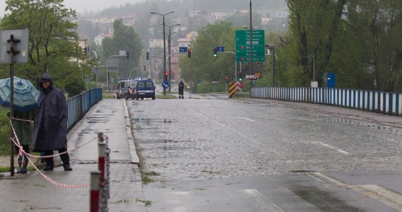 ​Nikt nie odpowiada za stan śluzy rzecznej w Skoczowie w Śląskiem - ustalił reporter RMF FM Marcin Buczek. Po jej uszkodzeniu w piątek wylała niewielka rzeka Bajerka. Zalanych zostało siedem domów.