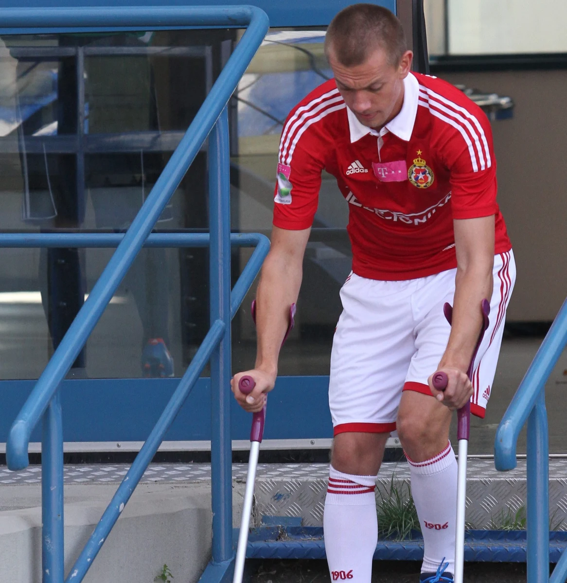 Nawet dożywotni zakaz grania w piłkę może grozić obrońcy Wisły Kraków Łukaszowi Burlidze. Został on przyłapany w punkcie bukmacherskim. Klub zapewnia, że piłkarz nie był zainteresowany zakładami piłkarskimi. 