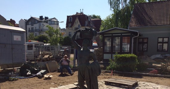 Jaś Rybak, bohater tysięcy wakacyjnych zdjęć, wrócił do Sopotu. To rzeźba mężczyzny z koszem ryb na głowie. Kiedyś wieńczyła nieistniejącą już fontannę, teraz znalazła nowe miejsce. 