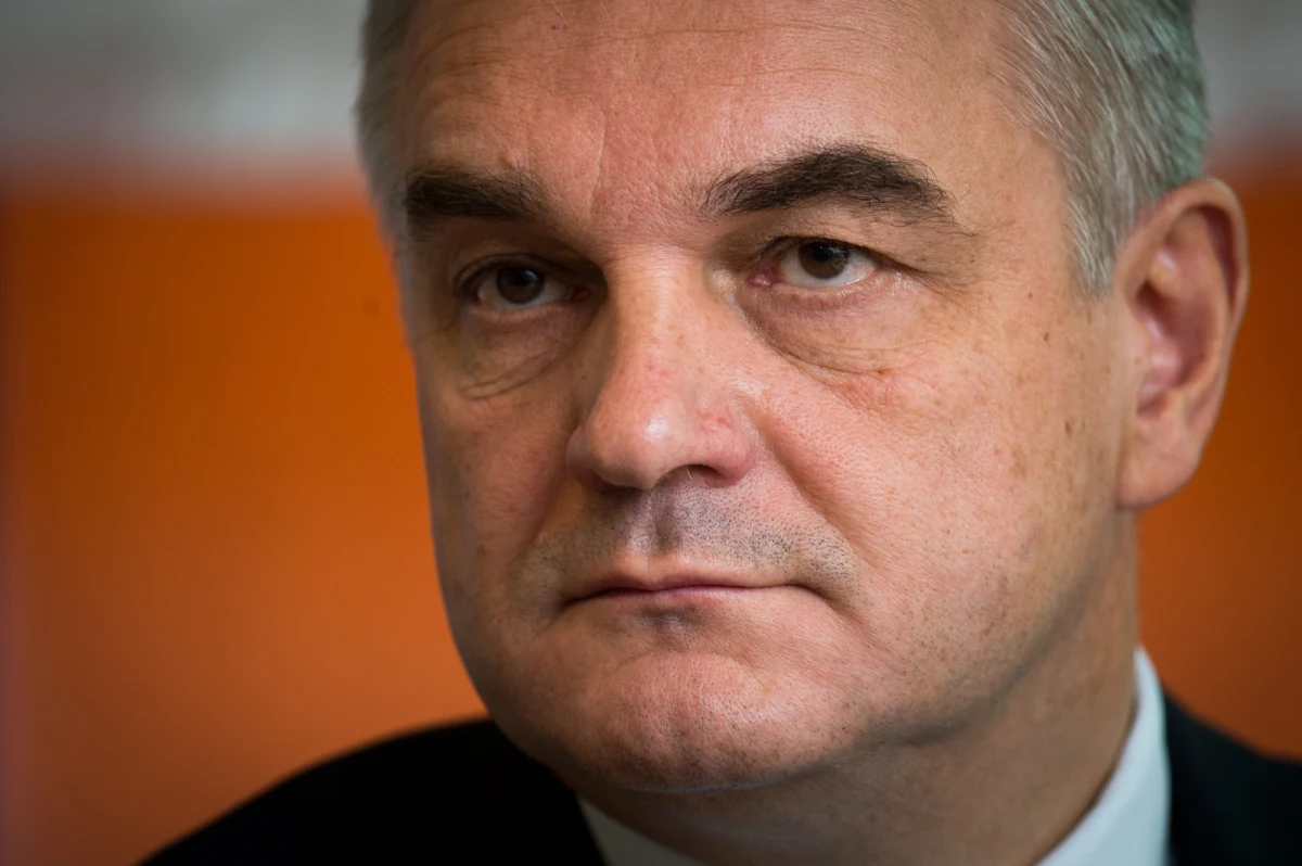 Waldemar Pawlak znów jest do wzięcia. Były lider ludowców rozwiódł się w końcu ze swoją żoną Elżbietą - donosi "Fakt". By ją spłacić, musiał wziąć 800 tys. zł kredytu!