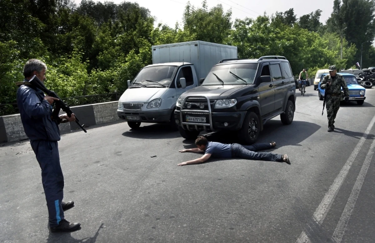 Prezydent Rosji Władimir Putin nakazał wycofanie wojsk uczestniczących w manewrach przy granicy z Ukrainą - poinformowała służba prasowa Kremla. Jednak NATO i Pentagon nie potwierdzają wycofania tych sił. Również w poniedziałek na Ukrainie zapowiedziano zwołanie w Doniecku trzeciego już okrągłego stołu jedności narodowej. Ponadto premier Arsenij Jaceniuk zapewnił, że mimo trudności niedzielne wybory prezydenckie odbędą się we wszystkich regionach kraju. 