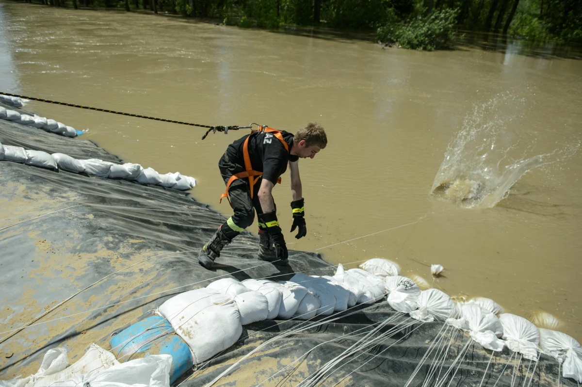 Fala wezbraniowa na Wiśle minęła woj. lubelskie i południowe powiaty mazowieckiego. Minister administracji i cyfryzacji Rafał Trzaskowski zapewnił, że w woj. lubelskim nie ma zagrożenia dla ludzi. W środę rano fala ma dotrzeć do Warszawy. 