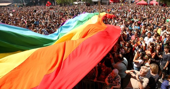 Oregon jest osiemnastym stanem USA, który zalegalizował małżeństwa osób tej samej płci. Sędzia federalny w Portland unieważnił wczoraj wcześniejszy zakaz małżeństw homoseksualnych jako niezgodny z konstytucją USA. 