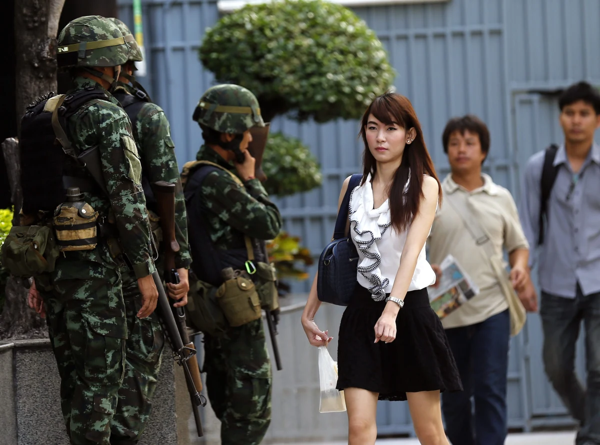 Tajlandzka armia ogłosiła stan wojenny. "To konieczne, by przywrócić w kraju pokój i porządek" - oświadczył w telewizyjnym wystąpieniu dowódca armii, generał Prayuth Chan-ocha.  Wojskowi zapewniają, że nie jest to pucz. 