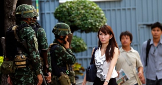 Tajlandzka armia ogłosiła stan wojenny. "To konieczne, by przywrócić w kraju pokój i porządek" - oświadczył w telewizyjnym wystąpieniu dowódca armii, generał Prayuth Chan-ocha.  Wojskowi zapewniają, że nie jest to pucz. 