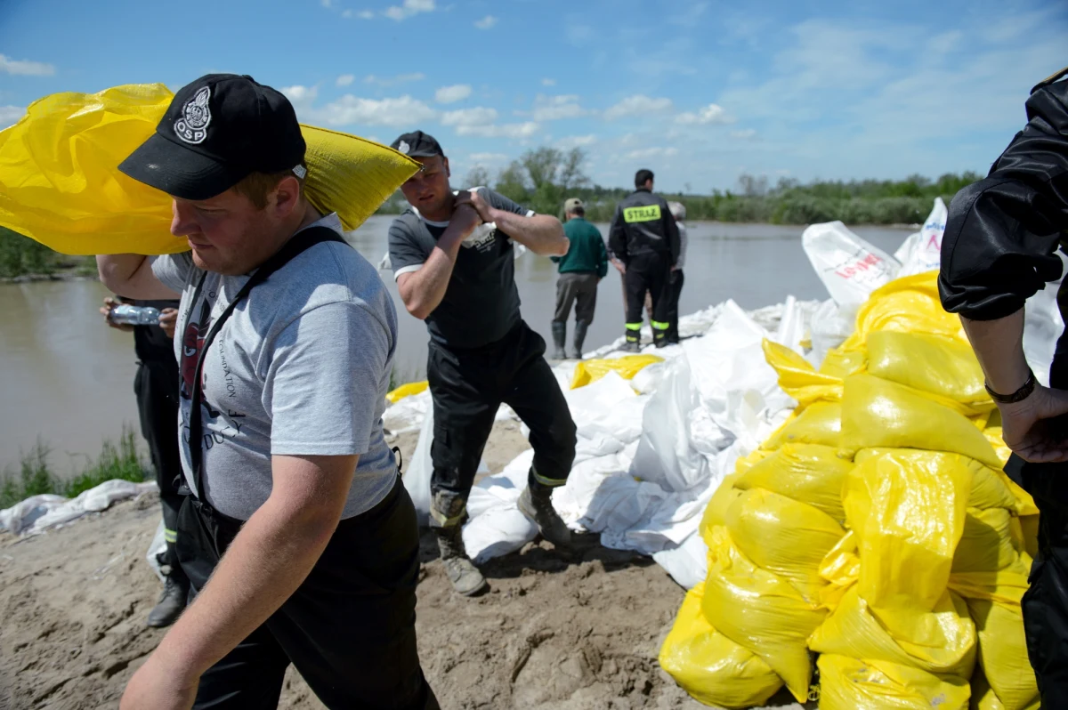 Fala wezbraniowa na Wiśle minęła woj. lubelskie i południowe powiaty mazowieckiego. Jutro rano ma dotrzeć do Warszawy. Dziś również ma padać, ale według hydrologów, opady nie będą groźne. Ryzykiem nie jest również przelanie wałów, tylko ich wytrzymałość w związku z nasiąknięciem.