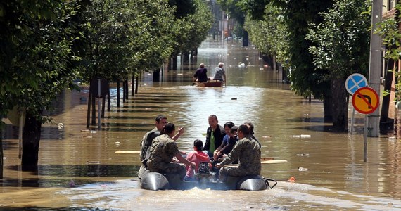 Studenci z Bałkanów, którzy uczą się we Wrocławiu, organizują zbiórkę dla powodzian z Serbii i Bośni. W wyniku obfitych opadów, gwałtownych burz i powodzi, które przechodzą nad Bałkanami, dziesiątki miast zostało całkowicie zalanych, tysiące domów zniszczonych, a tysiące ludzi straciło dach nad głową.