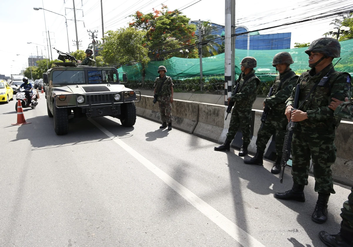 Tajska armia ogłosiła wprowadzenie stanu wyjątkowego. Generał Prayuth Chan-ocha, głównodowodzący sił zbrojnych w swoim telewizyjnym przemówieniu ogłosił, że wprowadzenie stanu wyjątkowego ma na celu zapewnienia bezpieczeństwa i dobytku obywateli oraz że stan wyjątkowy nie jest zamachem stanu. To ostatnie stwierdzenie może budzić wątpliwości, bowiem rząd partii Pheu Thai ogłosił, że akcja wojska nie została z nim skoordynowana. Ta niejasna sytuacja postawiła rząd w bardzo trudnej sytuacji: albo zdecyduje się podporządkować rozkazom generałów i uprawomocni tym samym zamach stanu, albo zostanie odsunięty od władzy.  Kolejne dni pokażą, który scenariusz będzie realizowany w Bangkoku. 