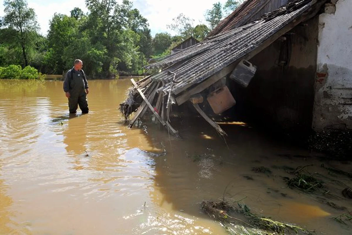 Na walczących z powodziami Bałkanach w dalszym ciągu obowiązywał we wtorek stan alertu w związku z wezbranymi rzekami. Po powodziach, w wyniku których ucierpiało ponad 1,6 mln ludzi, a ok. 50 zginęło, rośnie ryzyko epidemii.