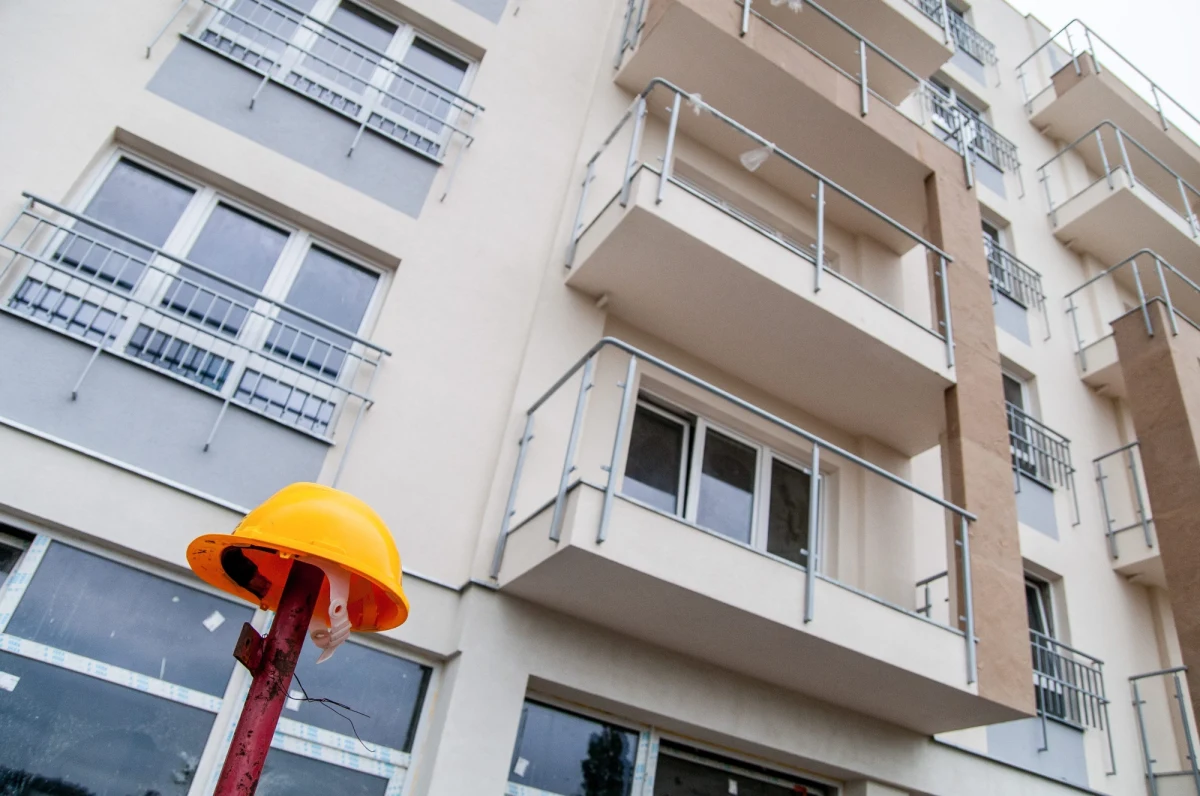 Oficjalnie wystartował rządowy Fundusz Mieszkań na Wynajem. Państwowy Bank Gospodarstwa Krajowego podpisał z czterema deweloperami listy intencyjne na zakup 680 mieszkań. Jesienią chce je przeznaczyć na wynajem po bardzo preferencyjnych cenach. Do programu mogą się zgłaszać wszyscy chętni.