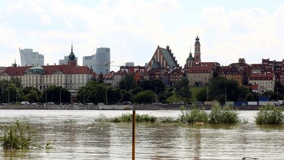Fala przepływa przez Warszawę. Wały skutecznie chronią stolicę