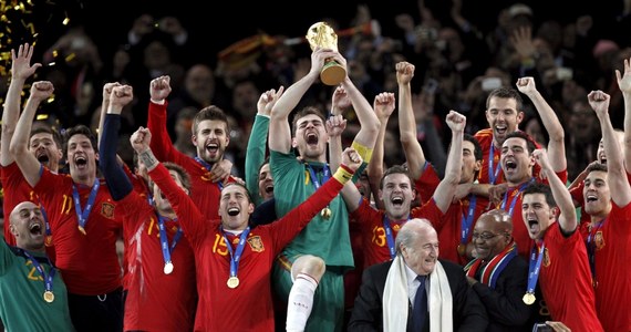 Blisko cztery lata temu Hiszpanie świętowali zdobycie mistrzostwa świata w piłce nożnej. W Johannesburgu pokonali po dogrywce Holandię 1:0. Później drużyna świętowała jeszcze zdobycie mistrzostwa Europy. Jak reprezentacja Hiszpanii zmieniła się w ciągu czterech lat?