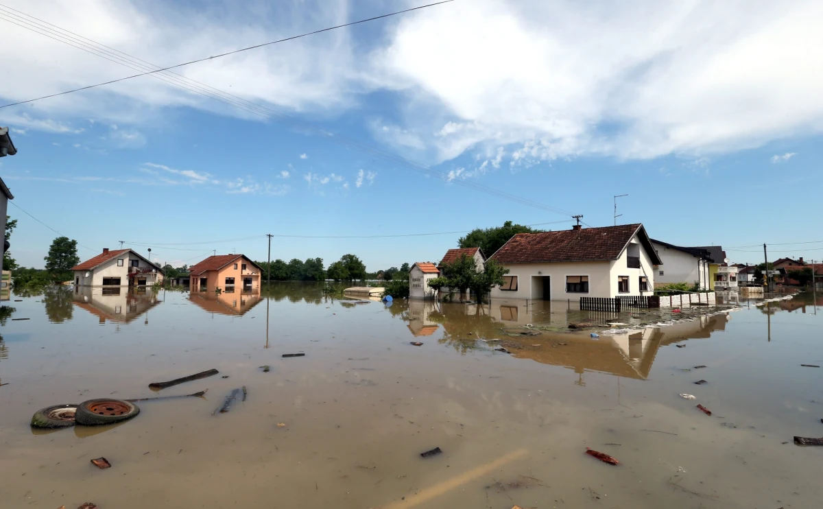 Polscy strażacy pojadą do Bośni i Hercegowiny. Pomogą w walce ze skutkami powodzi, która nawiedziła region. Na Bałkany pojedzie 37 strażaków z Małopolski, Śląska i Podkarpacia. Wyruszą do Bośni i Hercegowiny dziś wieczorem z Krosna. W akcji powodziowej w Bośni i Hercegowinie od kilku dni biorą udział żołnierze z polskiego kontyngentu wojskowego