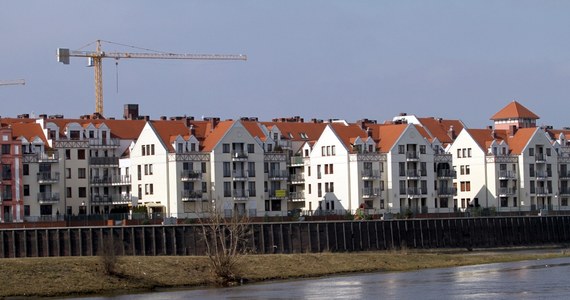 ​Czynsze w największych polskich miastach będą jesienią mocno spadać - twierdzą eksperci. Takie będą skutki uruchomienia przez Bank Gospodarstwa Krajowego rządowego Funduszu Mieszkań na Wynajem. BGK podpisał już listy intencyjne na zakup takich lokali w Warszawie, Wrocławiu i Trójmieście.