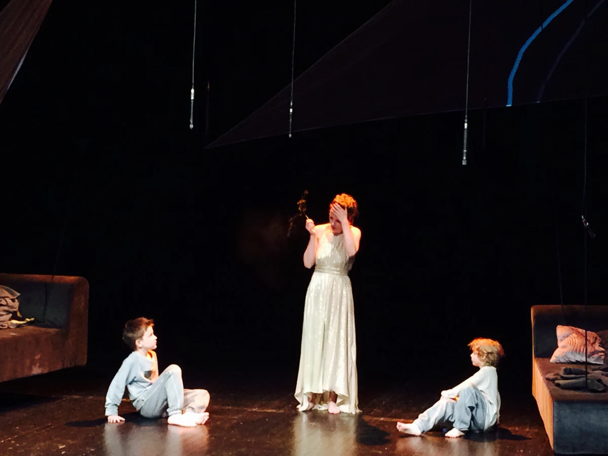 Spektakl "Medea" to teatralny debiut Doroty Kędzierzawskiej, znakomitej reżyserki filmowej. Od 22 maja można będzie oglądać go w Teatrze Polonia w Warszawie. W roli tytułowej wystąpi Magdalena Boczarska, w głównych rolach, podobnie jak w wielu filmach Kędzierzawskiej, wystąpią dzieci.