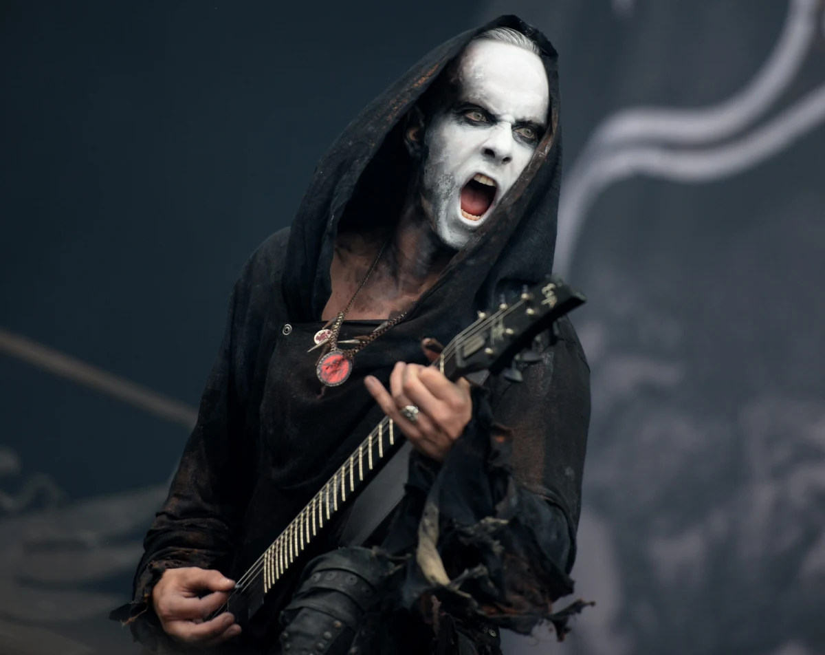 Lider zespołu Behemoth Adam "Nergal" Darski został zatrzymany w Rosji. "Sprawa jest wyjaśniana z rosyjską służbą migracyjną. Muzyk nie miał wizy zezwalającej na wykonywanie pracy w Rosji" - powiedział w środę wieczorem rzecznik MSZ Marcin Wojciechowski. "Nie mogę się dodzwonić do chłopaków z zespołu. Nie odbierają, włącza się poczta" - mówił nam zaniepokojony brat jednego z członków grupy muzycznej.