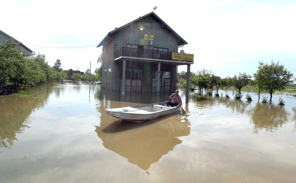 Piłkarze reprezentacji Chorwacji włączyli się do akcji pomocy ofiarom niespotykanej od 120 lat na Bałkanach powodzi. Przekazali na ten cel 130 tys. euro. To prawie jedna czwarta premii, jaką otrzymali za awans na mistrzostwa świata w Brazylii.
