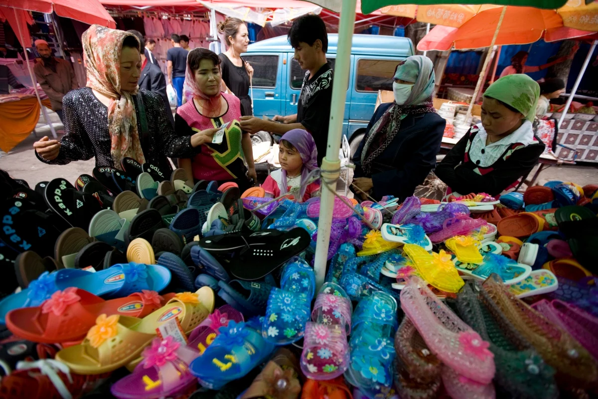 Co najmniej 31 osób zginęło, a 90 zostało rannych w zamachu bombowym w Urumczi, stolicy autonomicznego regionu Sinkiang na zachodzie Chin. Do ataku doszło na targowisku. Władze w Pekinie nazwały zamach "aktem brutalnego terroryzmu".