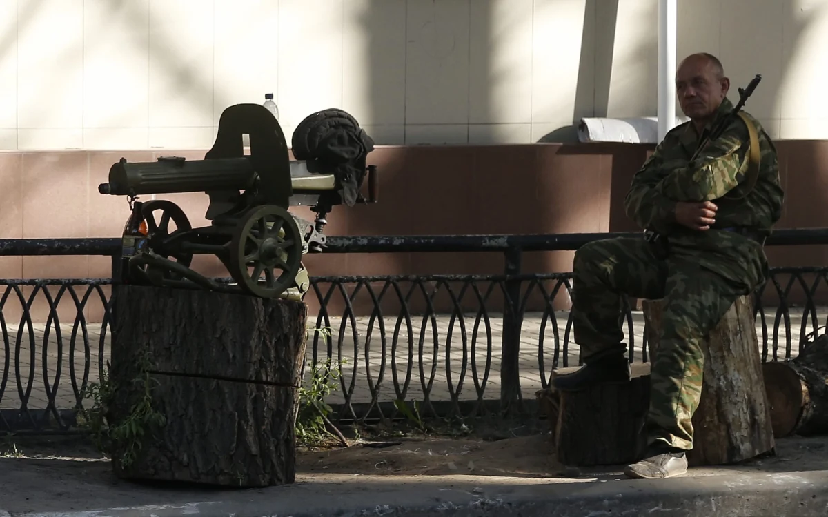 Osiem osób zginęło, a około 20 zostało rannych w starciach sił ukraińskich z nielegalnymi ugrupowaniami zbrojnymi pod Wołnowachą w obwodzie donieckim i w obwodzie ługańskim na wschodzie Ukrainy. Lider samozwańczej "Ługańskiej Republiki Ludowej" Wałerij Bołotow podpisał dekret o wprowadzeniu stanu wojennego i ogłosił mobilizację. Zwrócił się też do prezydenta Rosji Władimira Putina o wprowadzenie na teren "republiki" wojsk pokojowych.