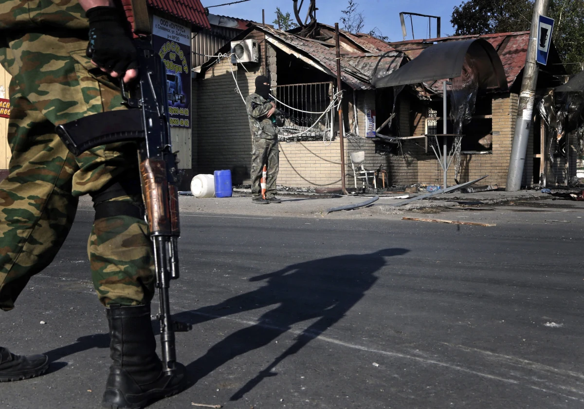 Zwróciliśmy się do ONZ z prośbą o jak najszybsze zwołanie posiedzenia Rady Bezpieczeństwa w związku z sytuacją w kraju - oświadczył premier Ukrainy Arsenij Jaceniuk. "Oświadczenia Federacji Rosyjskiej o wycofaniu wojsk  znad ukraińskich granic są blefem" - dodał. W starciach, do których doszło we wschodnich obwodach kraju, zginęło w nocy dziewięć osób. Około 20 osób zostało rannych.