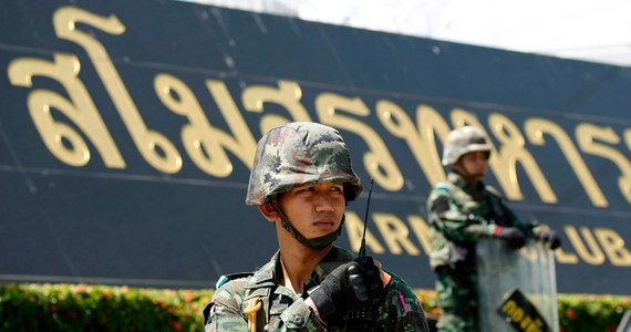 Dowódca tajlandzkiej armii generał Prayuth Chan-ocha oświadczył w telewizyjnym wystąpieniu, że wojsko odsunęło rząd od władzy i przejęło kontrolę nad krajem. Armia zawiesiła konstytucję i wprowadziła godzinę policyjną.