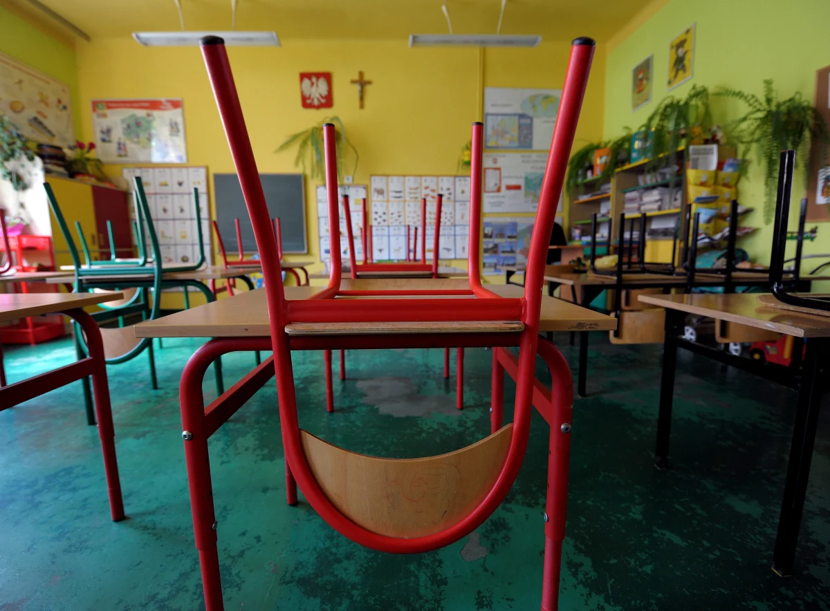 ​"Gdzie jest nasze 100 milionów złotych?" - pytają nauczyciele. Pieniądze na przekwalifikowanie i szkolenia zwalnianych pedagogów obiecywała prawie rok temu poprzednia minister edukacji Krystyna Szumilas. Program miał zacząć działać w pierwszym kwartale tego roku. Według Związku Nauczycielstwa Polskiego, nic się jednak nie dzieje. A rząd obiecywał pomoc w znalezieniu pracy w charakterze asystentów rodzin czy opiekunów środowiskowych.