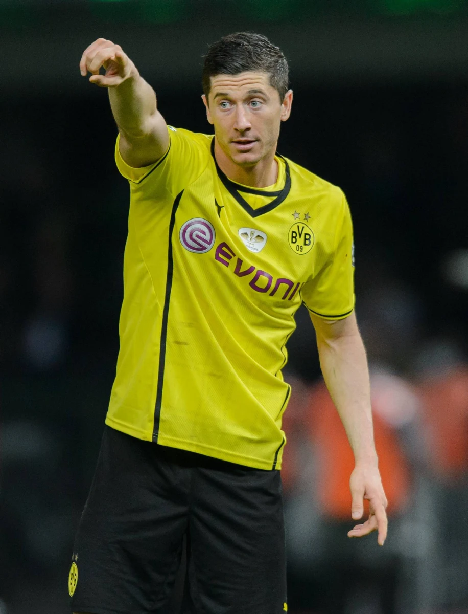 „Cztery lata dla piłkarza to kawał czasu. Rozegrałem wiele dobrych meczów, przeżyłem sporo wspaniałych chwil i ten okres w Dortmundzie to było coś wspaniałego.  Jednak przyszedł czas na coś nowego i na kolejny klub” – stwierdził polski napastnik Robert Lewandowski. „To nie są łatwe decyzje. Po przeżyciu tak wspaniałych chwil ciężko odchodzi się z takiego klubu jak Borussia. Z drugiej strony wiedziałem czego chcę. Poza tym to nie było moje pierwsze rozstanie z klubem, gdzie odnosiłem sukcesy” - tłumaczył.