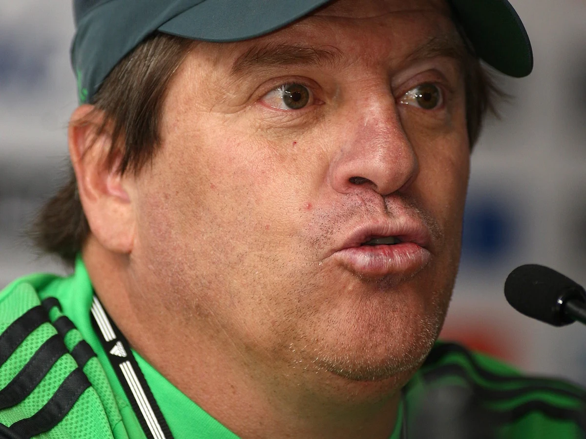 Selekcjoner piłkarskiej reprezentacji Meksyku Miguel Herrera zabronił swoim podopiecznym palenia papierosów, spożywania alkoholu oraz uprawiania seksu w czasie mistrzostw świata w Brazylii. Pozwolił jednak na korzystanie z mediów społecznościowych.