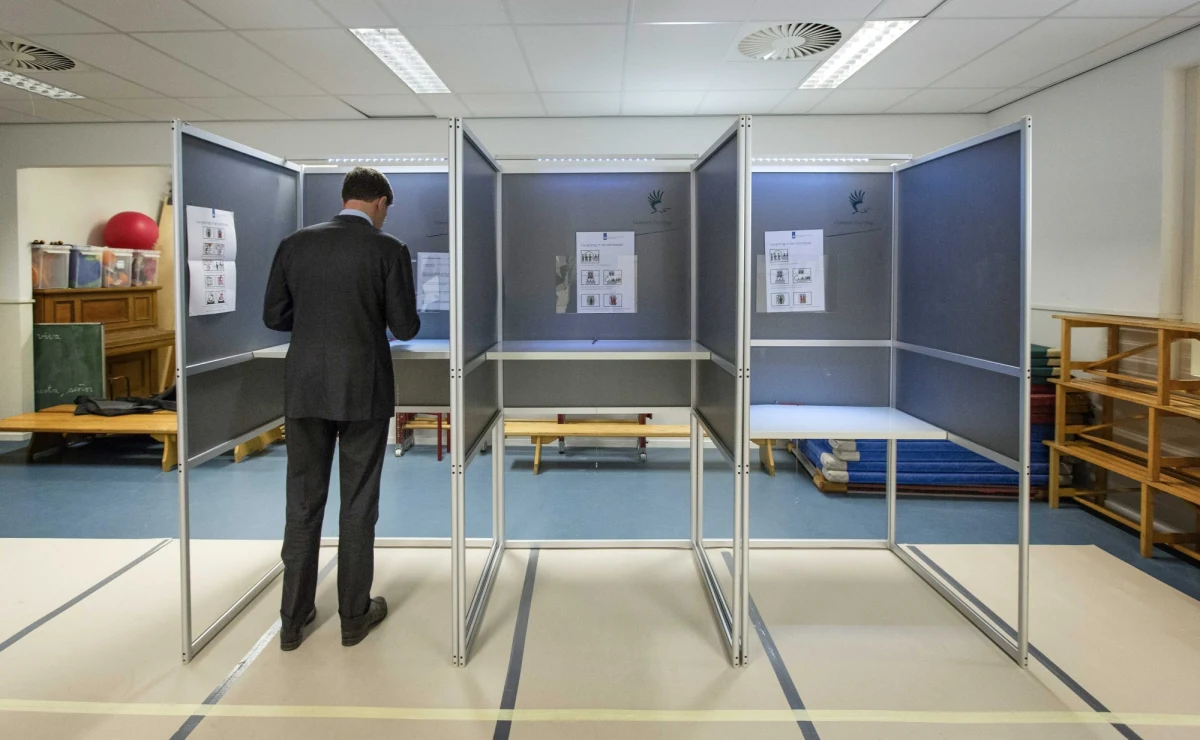 W dobie internetu i telefonii komórkowej nie da się wyegzekwować zakazu agitacji na dzień przed wyborami oraz w czasie głosowania – zauważa „Dziennik Polski”. 