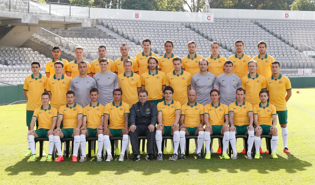 Australia mimo chęci ciągle nie potrafi mocniej zaznaczyć swojej obecności na futbolowej mapie. Co prawda dla podniesienia poziomu "Kangury" już kilka lat temu przeniosły się do Azji, by tam walczyć z lepszymi rywalami niż Nowa Zelandia, ale nie przynosi to wielkich efektów. Drużynie brakuje też takich gwiazd jak jeszcze kilka lat temu, kiedy w reprezentacji grali Mark Viduka, Harry Kewell, czy Mark Schwarzer. Kibice ciągle liczą na bramki doświadczonego Tima Cahilla, a najdrożsi piłkarze reprezentacji są warci zaledwie po 2,5 miliona euro.