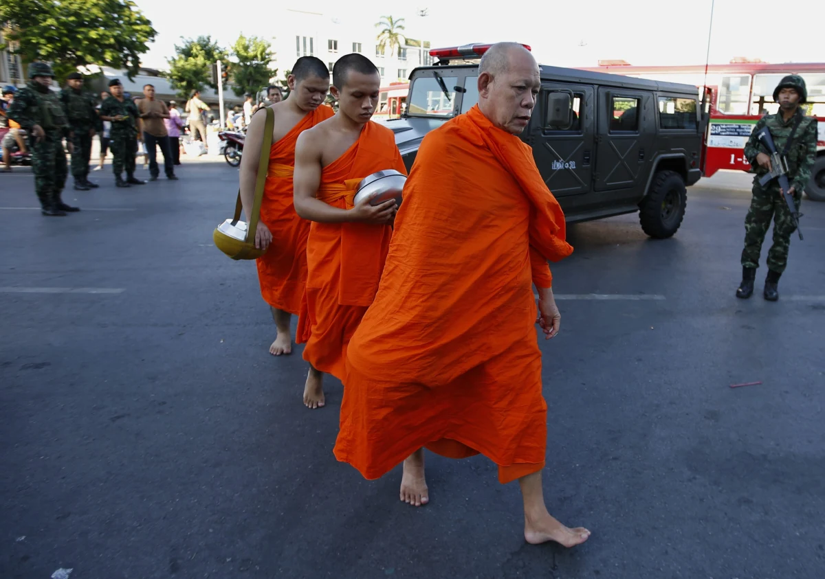 Tajlandzkie wojsko, które dokonało bezkrwawego zamachu stanu, wezwało byłych przywódców kraju, w tym byłą premier Yingluck Shinawatrę, na rozmowy. Jednocześnie zabroniło im opuszczania kraju. W Bangkoku jest spokojnie - relacjonują agencje. 
