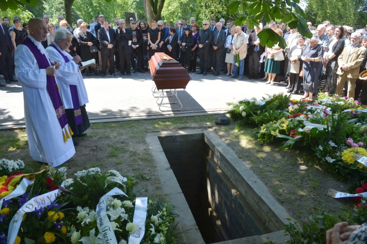 W Alei Zasłużonych na Wojskowych Powązkach spoczął Marek Nowakowski. W ostatniej drodze pisarza pożegnali, poza najbliższą rodziną, m.in. prezes warszawskiego oddziału Stowarzyszenia Pisarzy Polskich Jacek Moskwa, reżyser filmowy Antoni Krauze, przedstawiciele świata kultury, politycy, dziennikarze "Gazety Polskiej Codziennie", w której Nowakowski publikował, a także liczni mieszkańcy stolicy, którzy na grobie pisarza w Alei Zasłużonych składali kwiaty i zapalali znicze.  
